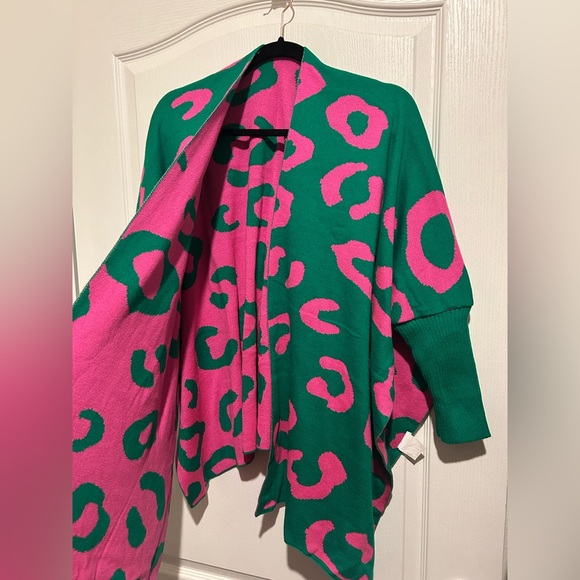 Signature Cape - Picture 3 of 5